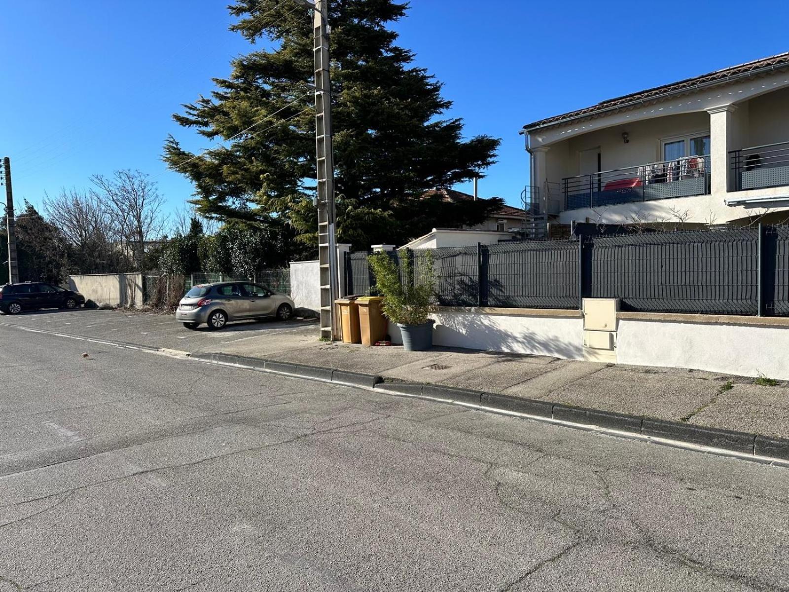 Appartement T2 Avec Terrasse Et Cour Cavaillon Exterior photo