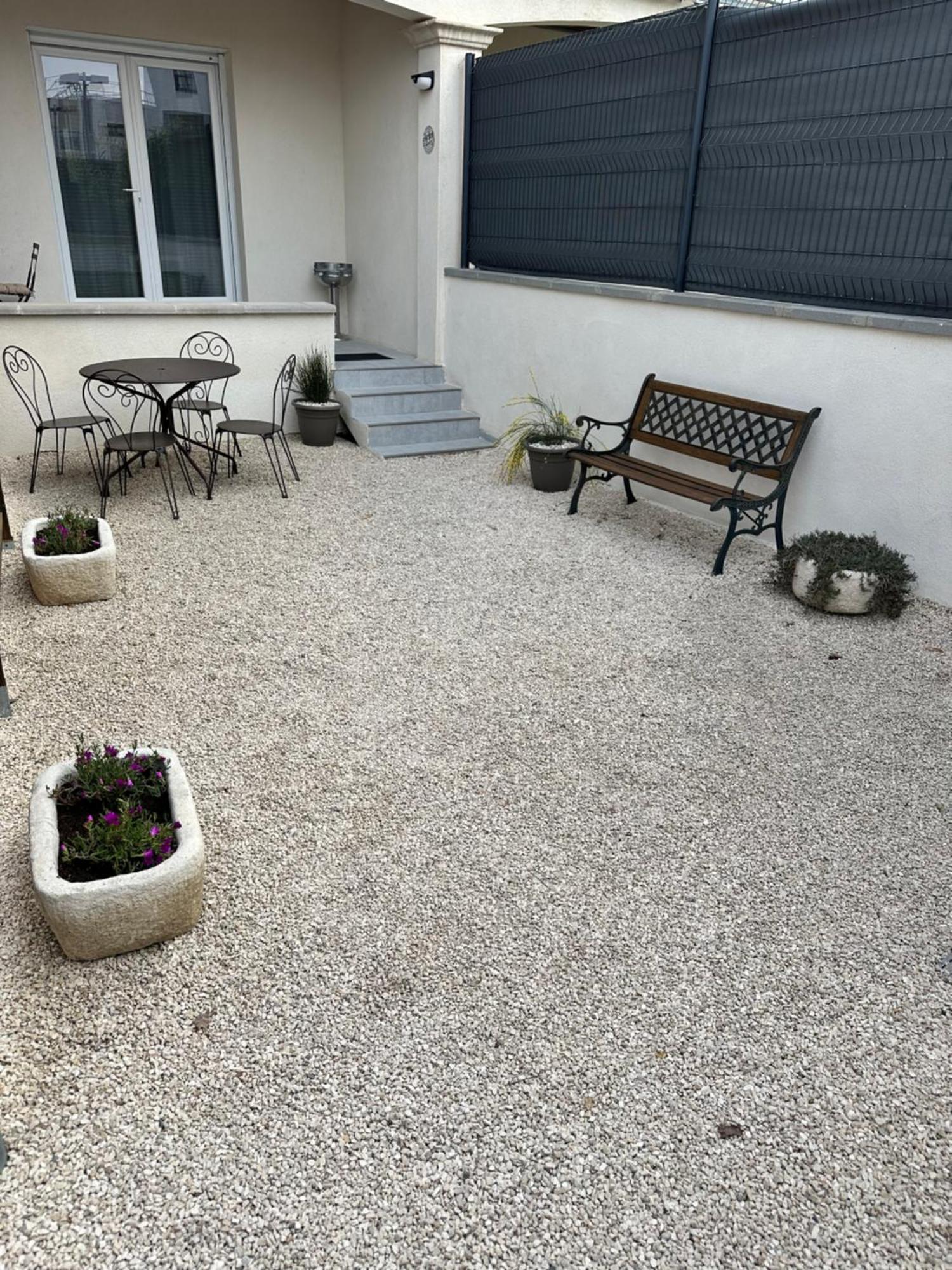 Appartement T2 Avec Terrasse Et Cour Cavaillon Exterior photo